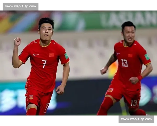 以双后腰为核心重塑攻防体系打造现代足球战术新范式与全局平衡发展